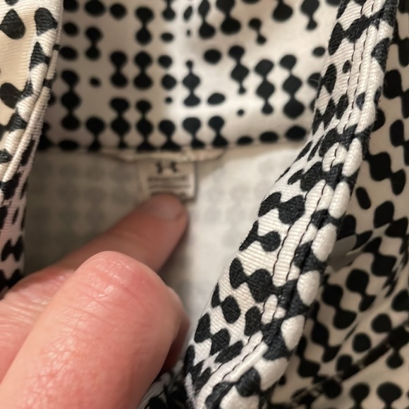 Price is firm, unless bundled with another listing w the 4 UA tops - Picture 2 of 5